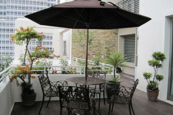 aménagement-terrasse-balcon-table-ronde-parasol-chaises